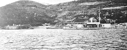 Foto de la batería flotante Duque de Tetuán, torpedero Ejército y monitor Puigcerda, en Ferrol. Colección de don José Lledó Calabuig.