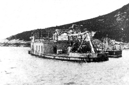 Foto de la batería flotante Duque de Tetuán. Colección de don José Lledó Calabuig.